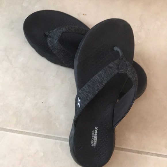 goga max skechers flip flops